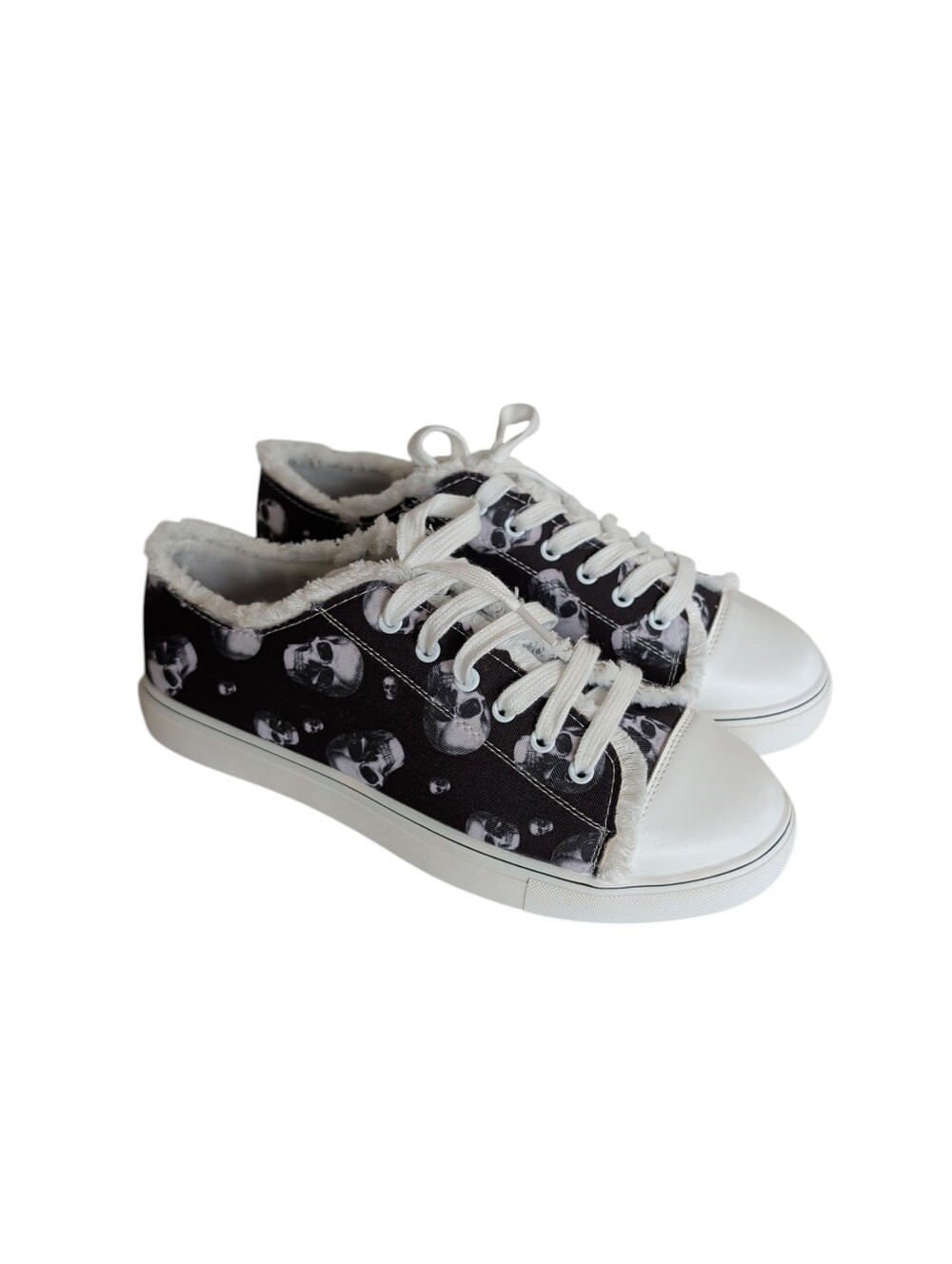 Edgy & Cozy Fringe Skull Print Lace-Up Low-Top Canvas Sneakers EU 41 Black White